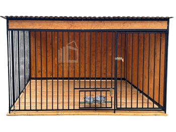 Hundezwinger 3x3m – Wände mit Holz verkleidet – Windschutz – Drehbare Futternäpfe – Holzboden – Dach mit Gefälle nach hinten – ID695