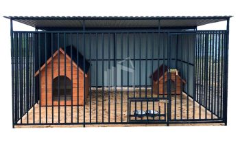 Hundezwinger 3x3m – Holzboden – Wände mit Blech verkleidet – Drehbare Futternäpfe – GP386